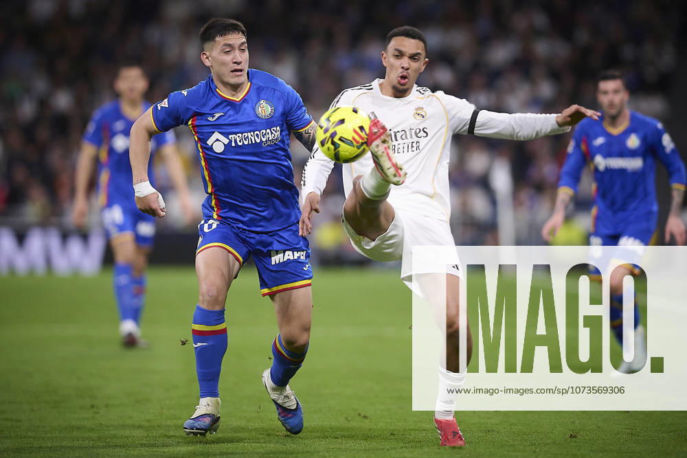 Real Madrid CFs Trent Alexander-Arnold (R) and Getafe CFs Luis Vazquez during La Liga match. March 2, 2026 (20260302026)