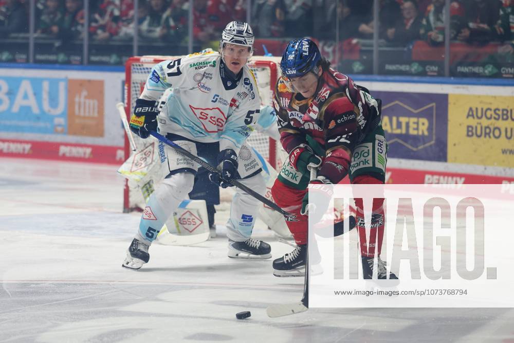 Im Zweikampf, Aktion, mit Enrico Henriquez-Morales 52 (Augsburger Panther), Emil Johansson (Dresdner Eisloewen 57), Augsburger Panther vs. Dresdner Eisloewen, 49. Spieltag, Eishockey, Penny-DEL, 06.03.2026 Augsburg Bayern Deutschland