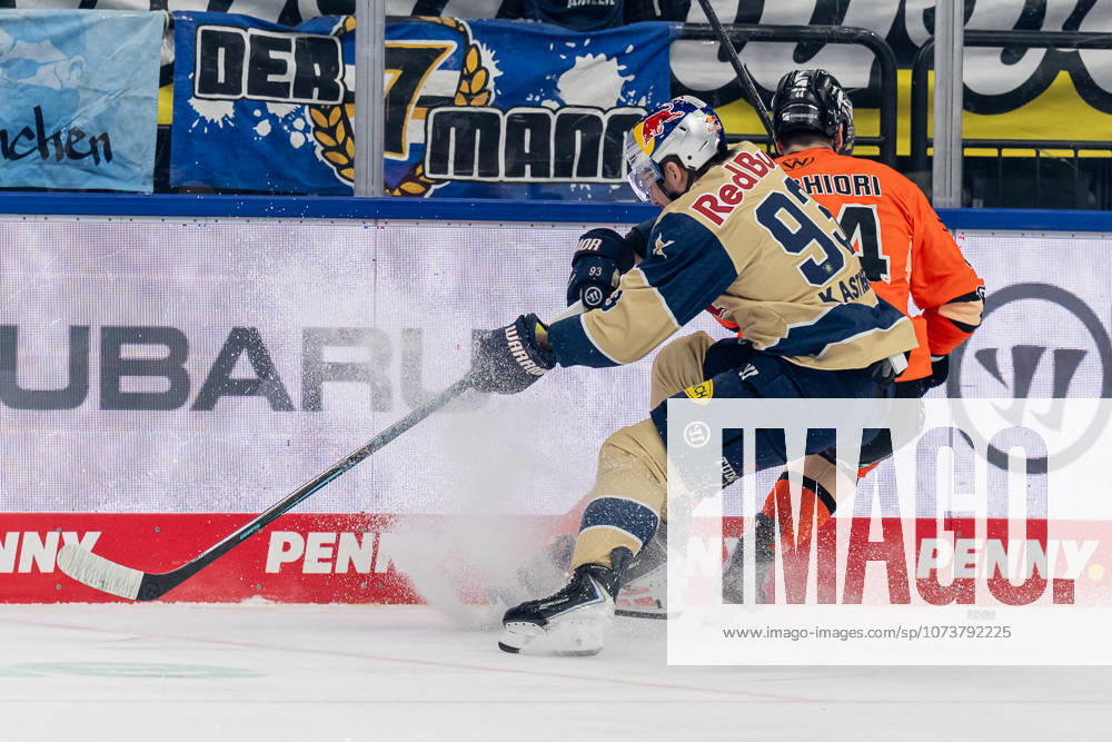 Kampf um den Puck Zweikampf zwischen Maximilian Kastner (EHC Red Bull Muenchen, 93) und Julian Melchiori (Grizzlys Wolfsburg, 44) GER, EHC Red Bull Muenchen vs. Grizzlys Wolfsburg, Eishockey, DEL, 49. Spieltag, Saison 2025 2026, 06.03.2026. GER, EHC Red Bull Muenchen vs. Grizzlys Wolfsburg, Eishockey, DEL, 49. Spieltag, Saison 2025 2026, 06.03.2026. Muenchen