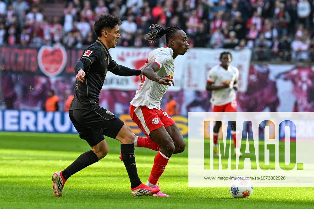 Fußball I Herren I Saison 2025-2026 I Bundesliga I 25. Spieltag I RB Leipzig - FC Augsburg I 07.03.2026 Zweikampf Arthur Chaves (34, FC Augsburg) gegen Yan Diomande (49, RB Leipzig) Leipzig Red Bull Arena Sachsen Deutschland