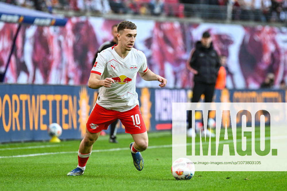 Fußball I Herren I Saison 2025-2026 I Bundesliga I 25. Spieltag I RB Leipzig - FC Augsburg I 07.03.2026 Brajan Gruda (10, RB Leipzig) mit Ball Freisteller, Nahaufnahme, Porträt, Portrait, Einzelfoto, Einzelbild, Körper Leipzig Red Bull Arena Sachsen Deutschland