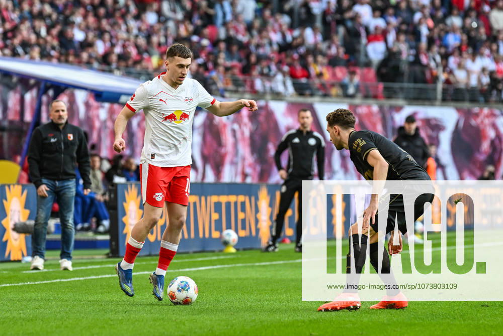 Fußball I Herren I Saison 2025-2026 I Bundesliga I 25. Spieltag I RB Leipzig - FC Augsburg I 07.03.2026 Zweikampf Brajan Gruda (10, RB Leipzig) gegen Arthur Chaves (34, FC Augsburg) Leipzig Red Bull Arena Sachsen Deutschland