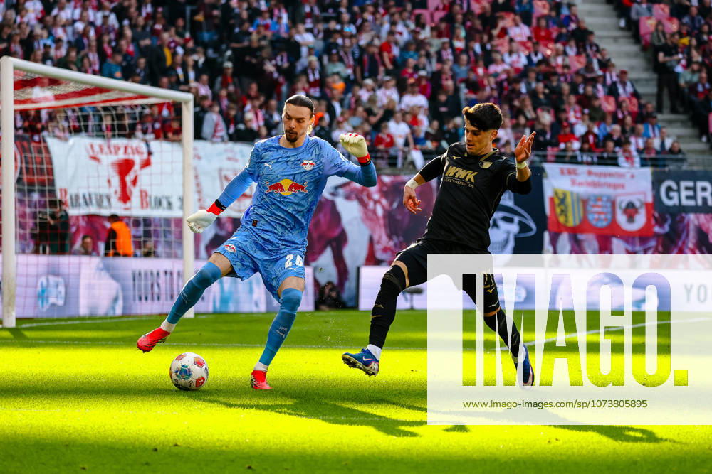 Maarten Vandevoordt (RB Leipzig, 26) am Ball, Zweikampf, Duell, Kampf gegen Rodrigo Ribeiro (FC Augsburg, 21) , RB Leipzig vs. FC Augsburg, Fussball, 1. Bundesliga, 25. Spieltag, Saison 2025 2026, 07.03.2026,¨ DFL REGULATIONS PROHIBIT ANY USE OF PHOTOGRAPHS AS IMAGE SEQUENCES AND OR QUASI-VIDEO,¨ RB Leipzig vs. FC Augsburg, Fussball, 1. Bundesliga, 25. Spieltag, Saison 2025 2026, 07.03.2026 Leipzig