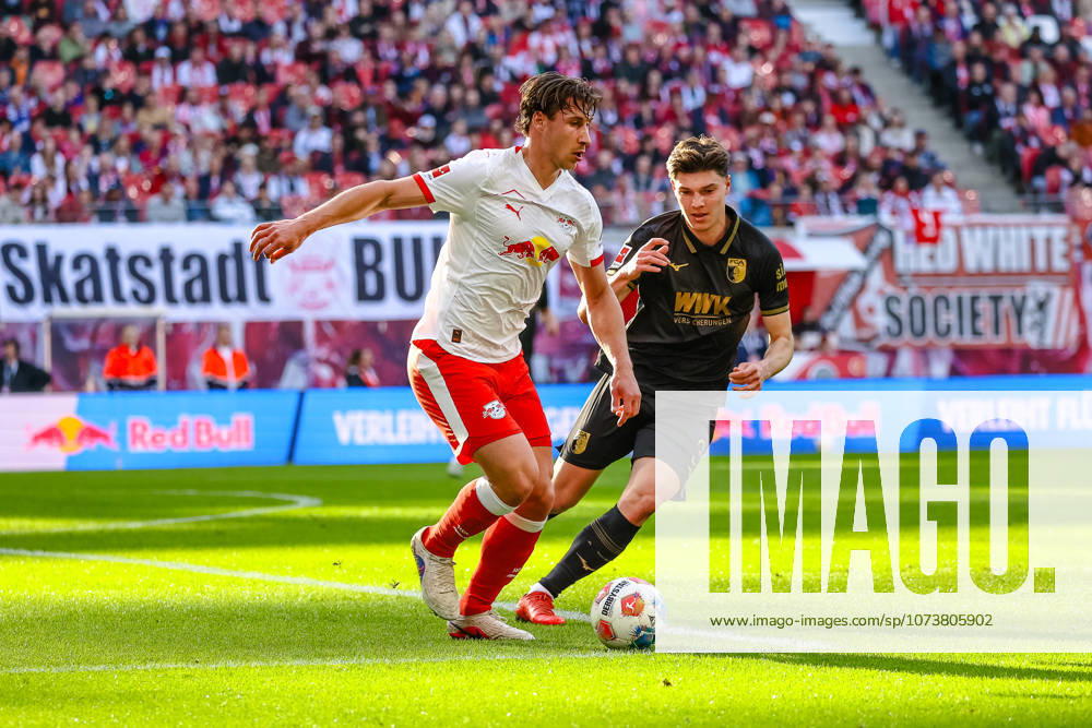 Willi Orban (RB Leipzig, 04) am Ball, Zweikampf, Duell, Kampf Mert Koemuer (FC Augsburg, 36), RB Leipzig vs. FC Augsburg, Fussball, 1. Bundesliga, 25. Spieltag, Saison 2025 2026, 07.03.2026,¨ DFL REGULATIONS PROHIBIT ANY USE OF PHOTOGRAPHS AS IMAGE SEQUENCES AND OR QUASI-VIDEO,¨ RB Leipzig vs. FC Augsburg, Fussball, 1. Bundesliga, 25. Spieltag, Saison 2025 2026, 07.03.2026 Leipzig