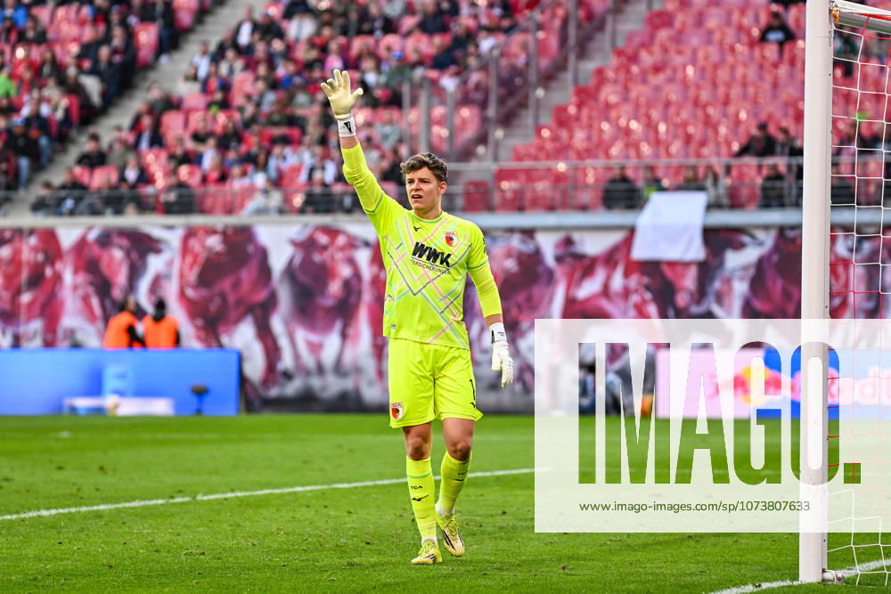 Fußball I Herren I Saison 2025-2026 I Bundesliga I 25. Spieltag I RB Leipzig - FC Augsburg I 07.03.2026 Finn Dahmen (1, FC Augsburg) Freisteller, Nahaufnahme, Porträt, Portrait, Einzelfoto, Einzelbild, Körper Leipzig Red Bull Arena Sachsen Deutschland