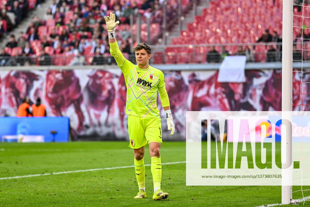 Fußball I Herren I Saison 2025-2026 I Bundesliga I 25. Spieltag I RB Leipzig - FC Augsburg I 07.03.2026 Finn Dahmen (1, FC Augsburg) Freisteller, Nahaufnahme, Porträt, Portrait, Einzelfoto, Einzelbild, Körper Leipzig Red Bull Arena Sachsen Deutschland