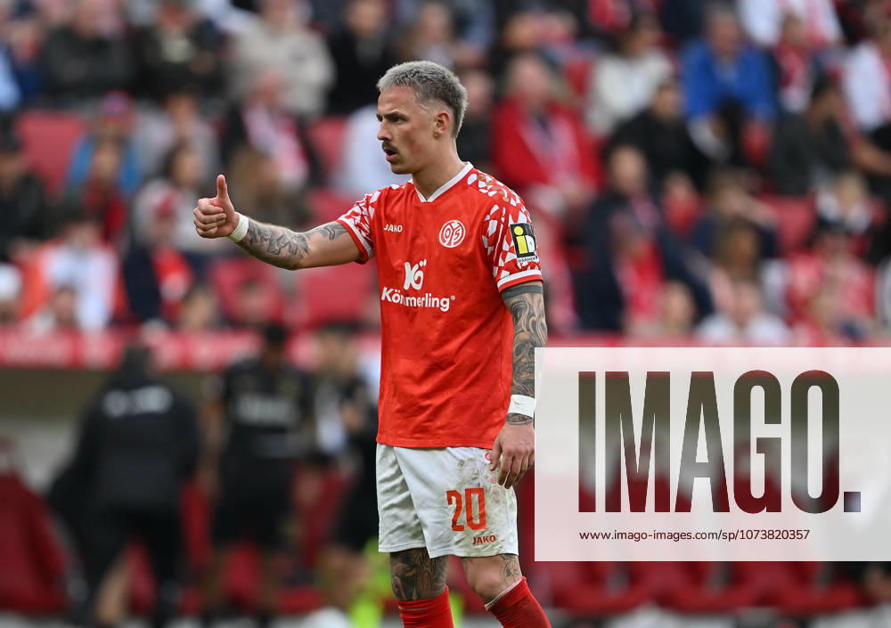 Fussball I Herren I Saison 2025-2026 I Bundesliga I 25. Spieltag I 1. FSV Mainz 05 - VFB Stuttgart I 07.03.2026 Phillip Tietz (20, 1. FSV Mainz 05) Daumen hoch Mainz MEWA Arena Rheinland-Pfalz Deutschland