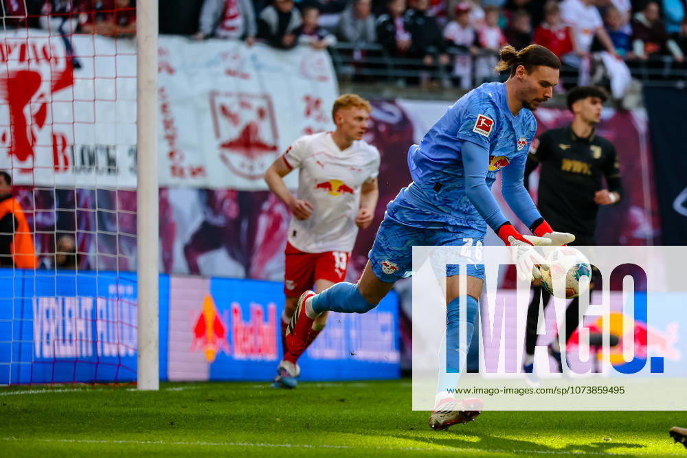 Maarten Vandevoordt (RB Leipzig, 26) haelt den Ball, RB Leipzig vs. FC Augsburg, Fussball, 1. Bundesliga, 25. Spieltag, Saison 2025 2026, 07.03.2026,¨ DFL REGULATIONS PROHIBIT ANY USE OF PHOTOGRAPHS AS IMAGE SEQUENCES AND OR QUASI-VIDEO,¨ RB Leipzig vs. FC Augsburg, Fussball, 1. Bundesliga, 25. Spieltag, Saison 2025 2026, 07.03.2026 Leipzig
