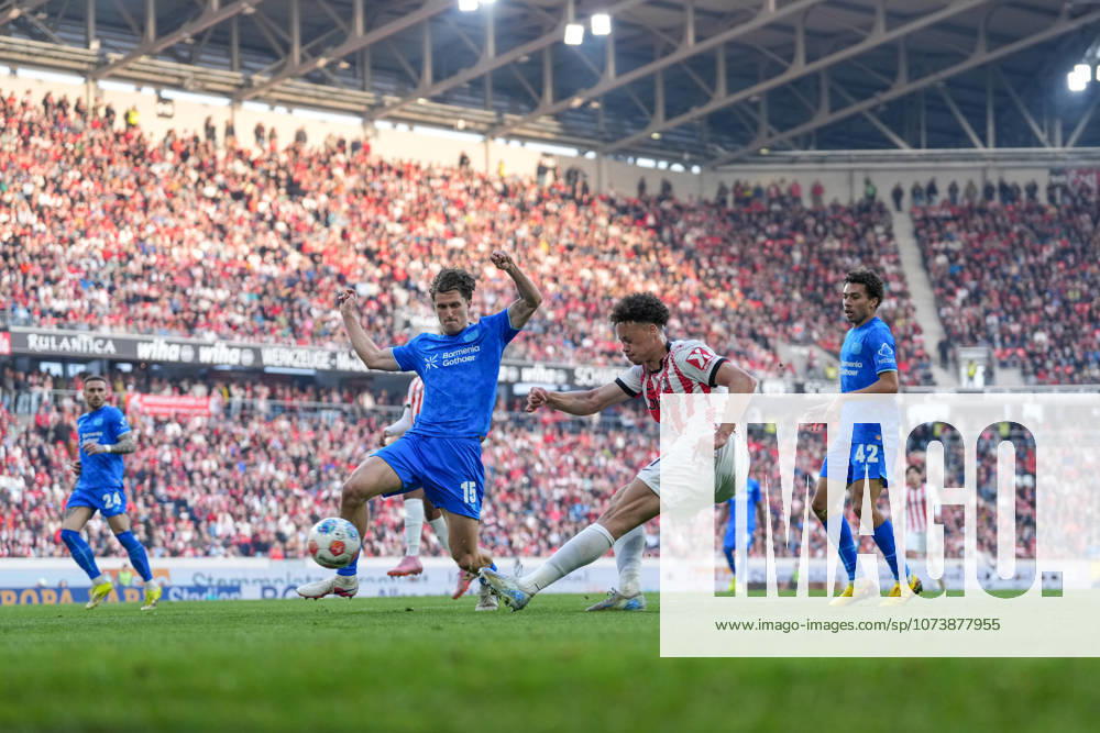 Derry Scherhant (SC Freiburg, 07) im Zweikampf mit Tim Oermann (Bayer 04 Leverkusen, 15) , Deutschland, Fussball, 1. Bundesliga, 25.Spieltag, 2025 2026, SC Freiburg vs. Bayer 04 Leverkusen, 07.03.2026, Europa-Park Stadion, Freiburg, Deutschland DFL REGULATIONS PROHIBIT ANY USE OF PHOTOGRAPHS AS IMAGE SEQUENCES AND OR QUASI-VIDEO. Freiburg Europa-Park Stadion Baden-Württemberg Deutschland