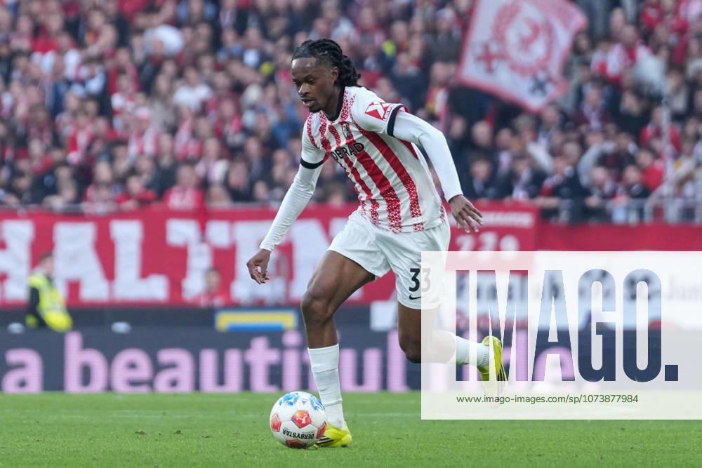 Jordy Makengo (SC Freiburg, 33) am Ball , Deutschland, Fussball, 1. Bundesliga, 25.Spieltag, 2025 2026, SC Freiburg vs. Bayer 04 Leverkusen, 07.03.2026, Europa-Park Stadion, Freiburg, Deutschland DFL REGULATIONS PROHIBIT ANY USE OF PHOTOGRAPHS AS IMAGE SEQUENCES AND OR QUASI-VIDEO. Freiburg Europa-Park Stadion Baden-Württemberg Deutschland