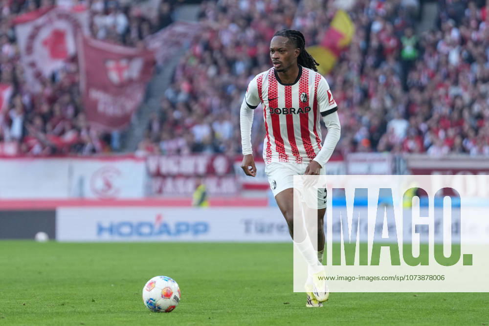Jordy Makengo (SC Freiburg, 33) am Ball , Deutschland, Fussball, 1. Bundesliga, 25.Spieltag, 2025 2026, SC Freiburg vs. Bayer 04 Leverkusen, 07.03.2026, Europa-Park Stadion, Freiburg, Deutschland DFL REGULATIONS PROHIBIT ANY USE OF PHOTOGRAPHS AS IMAGE SEQUENCES AND OR QUASI-VIDEO. Freiburg Europa-Park Stadion Baden-Württemberg Deutschland