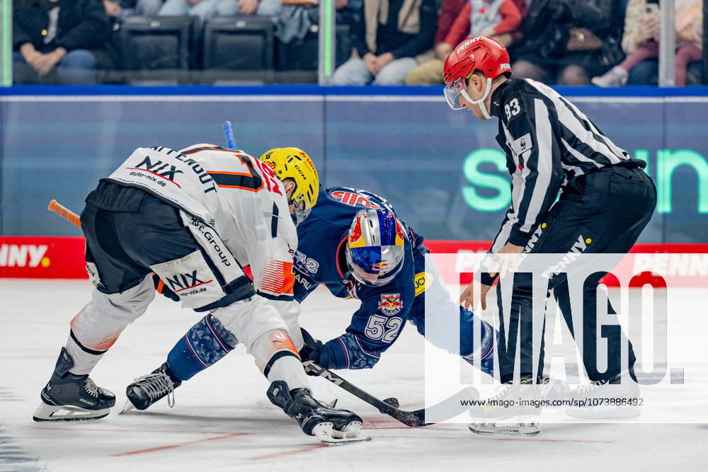 Linesperson David Tschirner fuehrt ein Bully Faceoff aus zwischen Daniel Pfaffengut (Loewen Frankfurt, 77) und Patrick Hager (EHC Red Bull Muenchen, 52) GER, EHC Red Bull Muenchen vs. Loewen Frankfurt, Eishockey, DEL, 50. Spieltag, Saison 2025 2026, 08.03.2026. GER, EHC Red Bull Muenchen vs. Loewen Frankfurt, Eishockey, DEL, 50. Spieltag, Saison 2025 2026, 08.03.2026. Muenchen