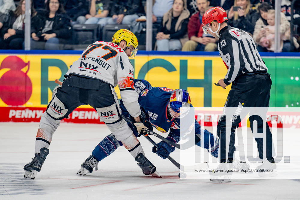 Linesperson David Tschirner fuehrt ein Bully Faceoff aus zwischen Daniel Pfaffengut (Loewen Frankfurt, 77) und Patrick Hager (EHC Red Bull Muenchen, 52) GER, EHC Red Bull Muenchen vs. Loewen Frankfurt, Eishockey, DEL, 50. Spieltag, Saison 2025 2026, 08.03.2026. GER, EHC Red Bull Muenchen vs. Loewen Frankfurt, Eishockey, DEL, 50. Spieltag, Saison 2025 2026, 08.03.2026. Muenchen