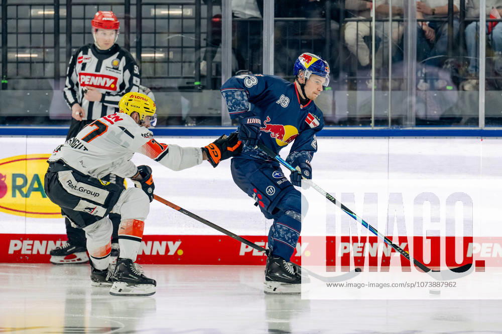 Kampf um den Puck Zweikampf zwischen Daniel Pfaffengut (Loewen Frankfurt, 77) und Alberts Smits (EHC Red Bull Muenchen, 23) GER, EHC Red Bull Muenchen vs. Loewen Frankfurt, Eishockey, DEL, 50. Spieltag, Saison 2025 2026, 08.03.2026. GER, EHC Red Bull Muenchen vs. Loewen Frankfurt, Eishockey, DEL, 50. Spieltag, Saison 2025 2026, 08.03.2026. Muenchen
