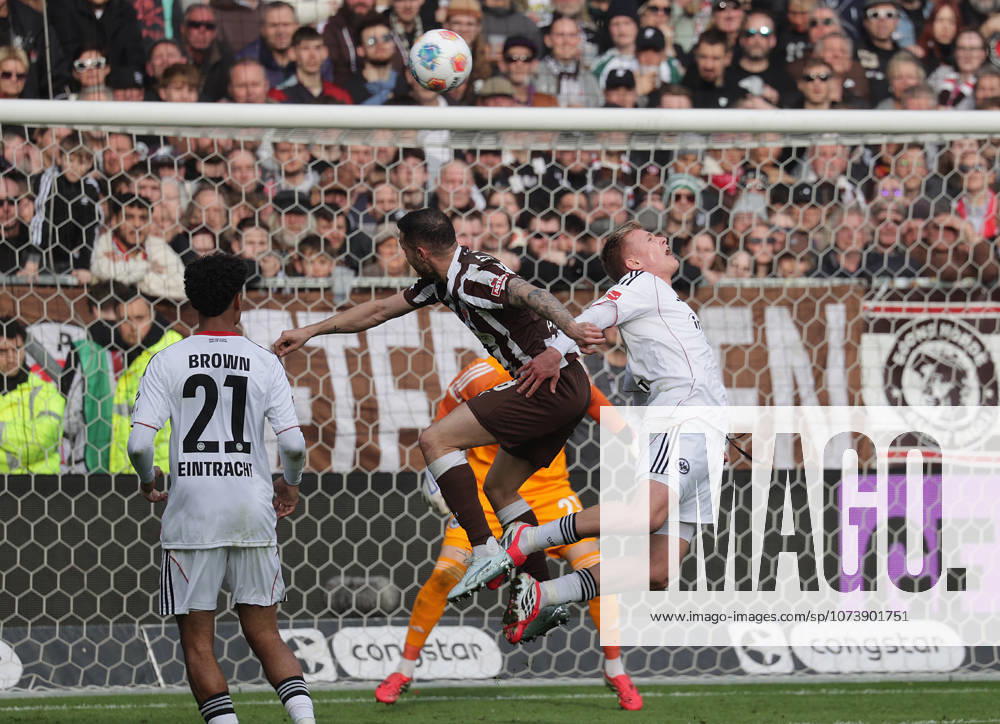 Jonathan Burkhardt (Eintracht Frankfurt), Mathias Pereira Lage (FC St. Pauli Fussball, 1.BL, Saison 2025 2026, Herren, FC St.Pauli gegen Eintracht Frankfurt, 0-0 DFL REGULATIONS PROHIBIT ANY USE OF PHOTOGRAPHS AS IMAGE SEQUENCES AND OR QUASI-VIDEO.