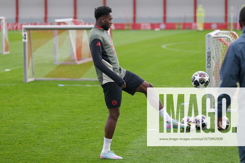 Alphonso Davies (FC Bayern Muenchen, 19) mit Ball, GER, Abschlusstraining, FC Bayern Muenchen, Fussball, UEFA Champions League, Achtelfinale, Hinspiel, Saison 2025 2026, 09.03.2026, GER, Abschlusstraining, FC Bayern Muenchen, Fussball, UEFA Champions League, Achtelfinale, Hinspiel, Saison 2025 2026, 09.03.2026 Muenchen