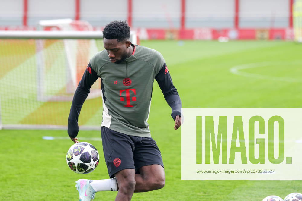 Alphonso Davies (FC Bayern Muenchen, 19) mit Ball, GER, Abschlusstraining, FC Bayern Muenchen, Fussball, UEFA Champions League, Achtelfinale, Hinspiel, Saison 2025 2026, 09.03.2026, GER, Abschlusstraining, FC Bayern Muenchen, Fussball, UEFA Champions League, Achtelfinale, Hinspiel, Saison 2025 2026, 09.03.2026 Muenchen