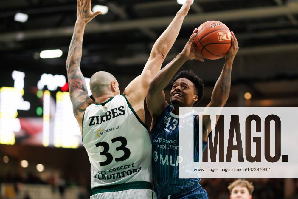 Kevin McClain (MLP Academics Heidelberg)4 im Zweikampf mit Maik Zirbes (Gladiators Trier), Vet Concept Gladiators Trier vs MLP Academics Heidelberg, Basketball, easyCredit BBL, 23. Spieltag, Saison 2025 2026, 09.03.2026 Vet Concept Gladiators Trier vs MLP Academics Heidelberg, Basketball, easyCredit BBL, 23. Spieltag, Saison 2025 2026