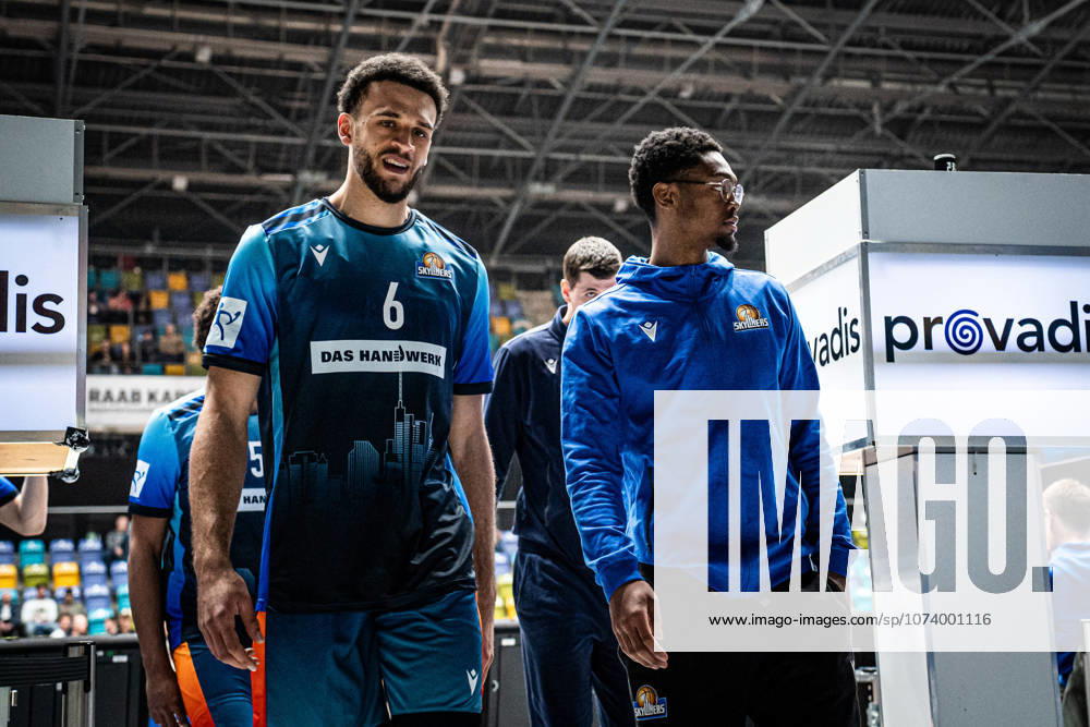 Basketball easyCredit BBL Bundesliga, Frankfurt Skyliners - Bamberg Baskets v.l. Moses Pölking (Skyliners Frankfurt), Desmond Watson (Skyliners Frankfurt) Frankfurt am Main