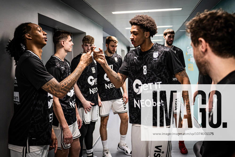 Basketball easyCredit BBL Bundesliga, Frankfurt Skyliners - Bamberg Baskets v.l. Austin Crowley (BMA 365 Bamberg Baskets), Demarcus Demonia (BMA 365 Bamberg Baskets) Frankfurt am Main