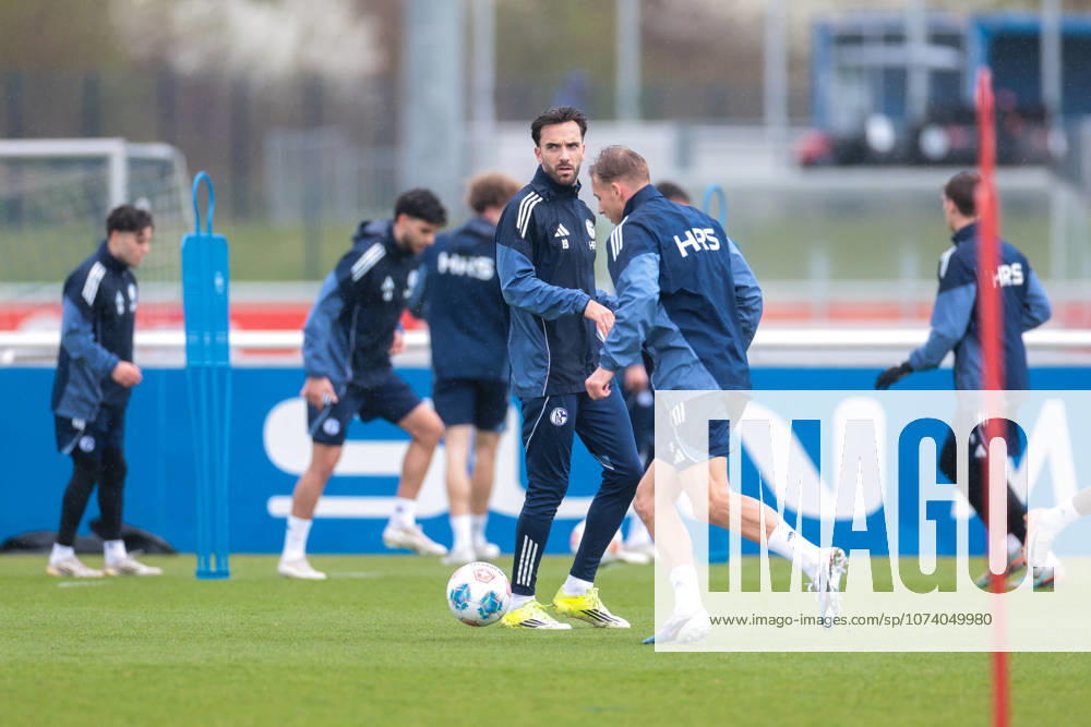 Fussball; Training des FC Schalke 04. Kenan Karaman (FC Schalke 04). Gelsenkirchen Trainingsgelände FC Schalke 04 NRW Deutschland xRHR-FOTO YYx