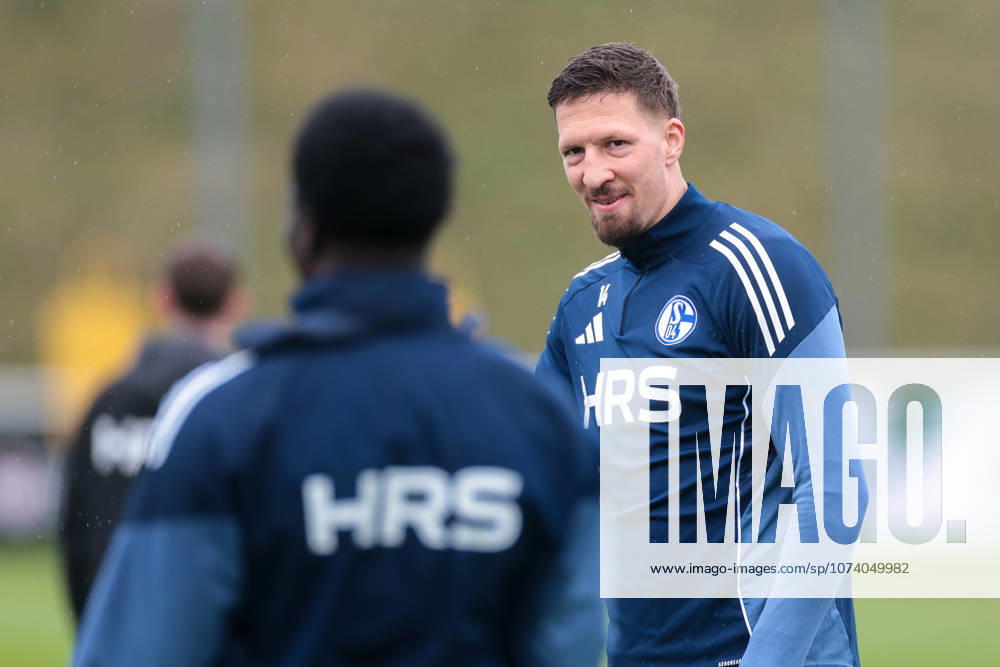Fussball; Training des FC Schalke 04. Janik Bachmann (FC Schalke 04) grinst. Gelsenkirchen Trainingsgelände FC Schalke 04 NRW Deutschland xRHR-FOTO YYx