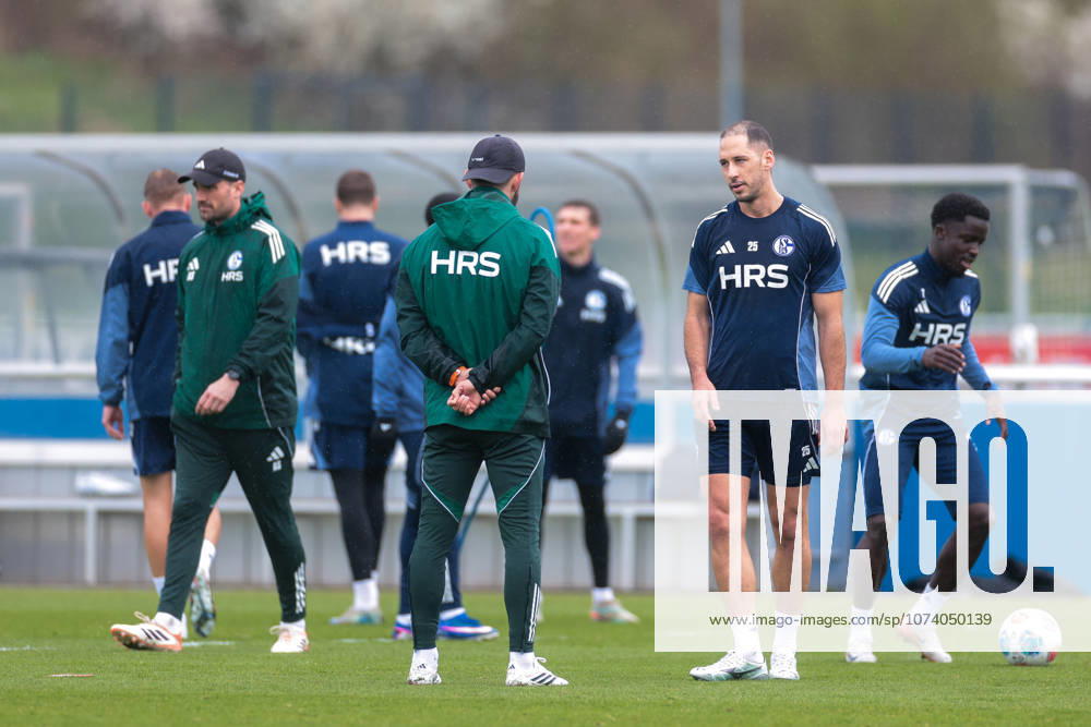 Fussball; Training des FC Schalke 04. v. l. Trainer Miron Muslic (FC Schalke 04), Nikola Katic (FC Schalke 04), Christian Gomis (FC Schalke 04). Gelsenkirchen Trainingsgelände FC Schalke 04 NRW Deutschland xRHR-FOTO YYx