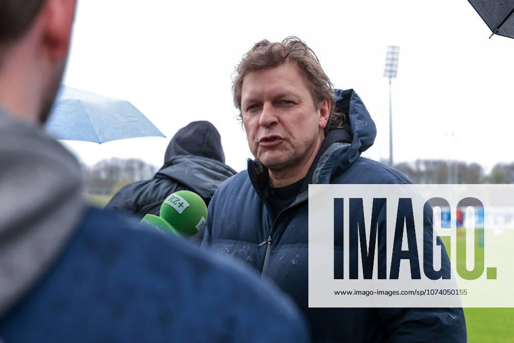 Fussball; Training des FC Schalke 04. Medienrunde mit Direktor Profifussball Youri Mulder (FC Schalke 04). Gelsenkirchen Trainingsgelände FC Schalke 04 NRW Deutschland xRHR-FOTO YYx