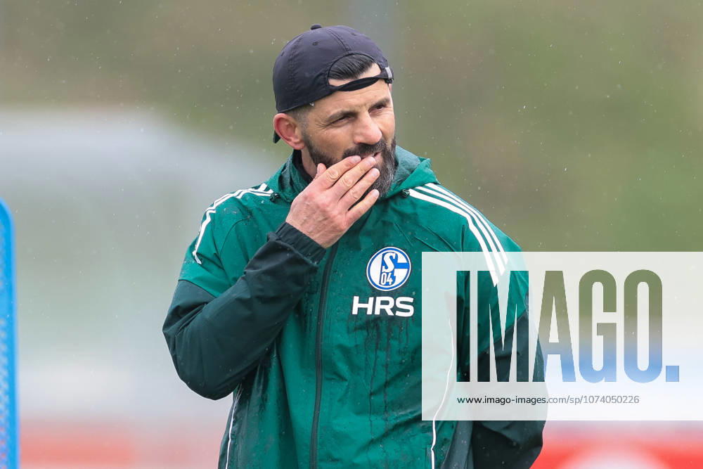 Fussball; Training des FC Schalke 04. Trainer Miron Muslic (FC Schalke 04) kratzt sich im Gesicht. Gelsenkirchen Trainingsgelände FC Schalke 04 NRW Deutschland xRHR-FOTO YYx