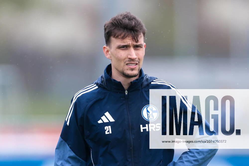 Fussball; Training des FC Schalke 04. Dejan Ljubicic (FC Schalke 04). Gelsenkirchen Trainingsgelände FC Schalke 04 NRW Deutschland xRHR-FOTO YYx
