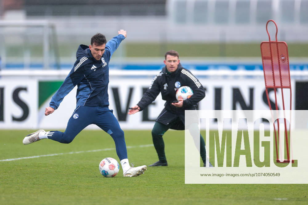 Fussball; Training des FC Schalke 04. Dejan Ljubicic (FC Schalke 04). Gelsenkirchen Trainingsgelände FC Schalke 04 NRW Deutschland xRHR-FOTO YYx