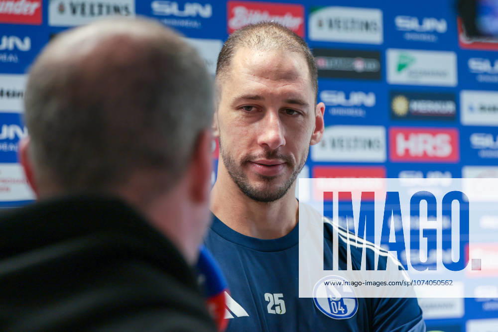 Fussball; Training des FC Schalke 04. Medienrunde mit Nikola Katic (FC Schalke 04). Gelsenkirchen Trainingsgelände FC Schalke 04 NRW Deutschland xRHR-FOTO YYx