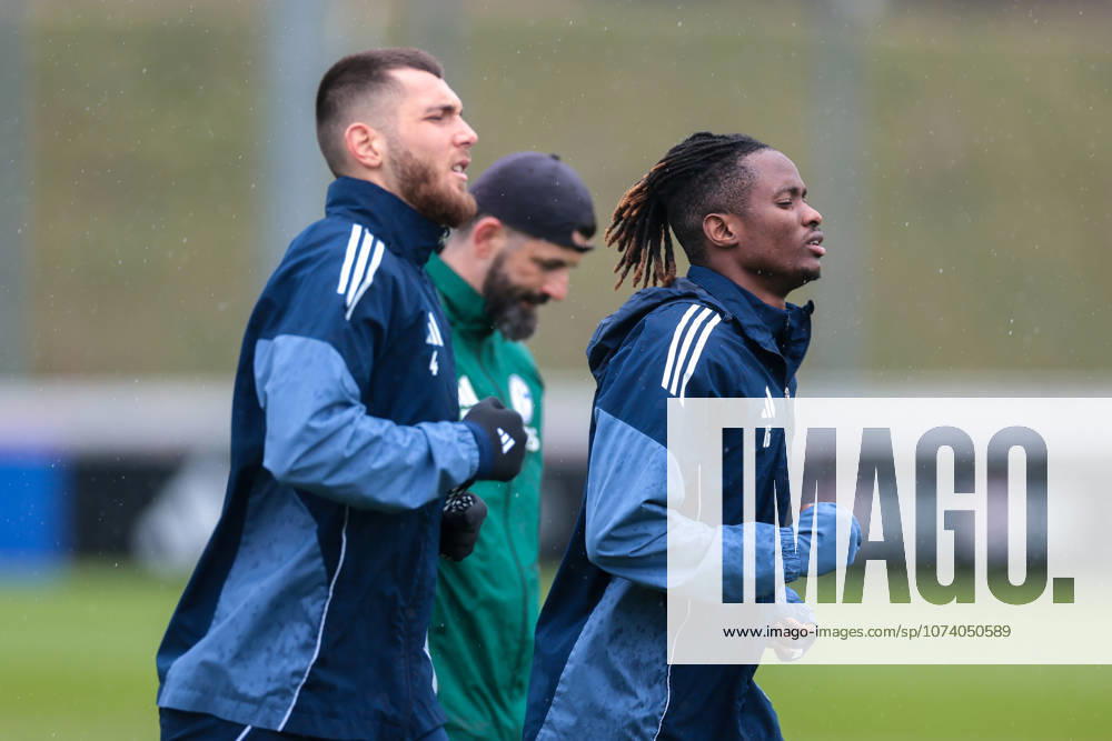 Fussball; Training des FC Schalke 04. v. l. Hasan Kurucay (FC Schalke 04), Trainer Miron Muslic (FC Schalke 04), Moussa Ndiaye (FC Schalke 04). Gelsenkirchen Trainingsgelände FC Schalke 04 NRW Deutschland xRHR-FOTO YYx