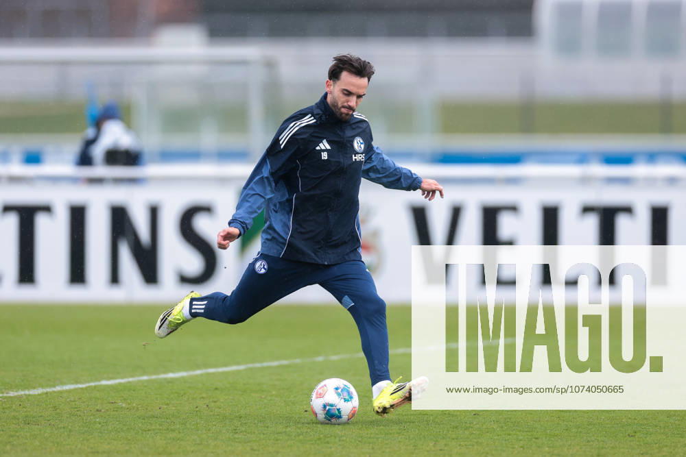 Fussball; Training des FC Schalke 04. Kenan Karaman (FC Schalke 04). Gelsenkirchen Trainingsgelände FC Schalke 04 NRW Deutschland xRHR-FOTO YYx