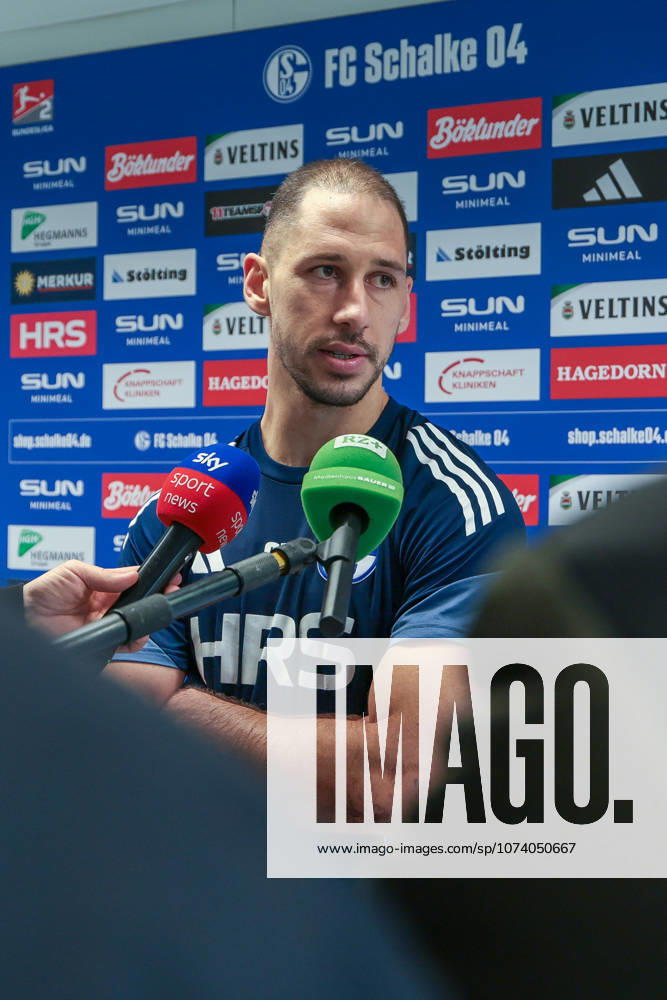Fussball; Training des FC Schalke 04. Medienrunde mit Nikola Katic (FC Schalke 04). Gelsenkirchen Trainingsgelände FC Schalke 04 NRW Deutschland xRHR-FOTO YYx