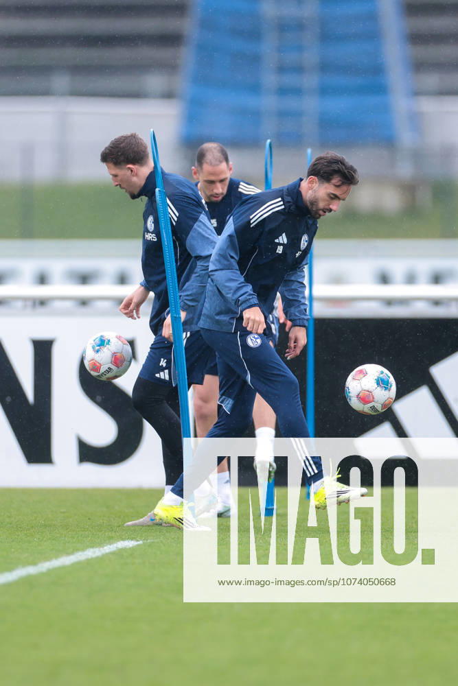 Fussball; Training des FC Schalke 04. v. l. Janik Bachmann (FC Schalke 04), Nikola Katic (FC Schalke 04), Kenan Karaman (FC Schalke 04). Gelsenkirchen Trainingsgelände FC Schalke 04 NRW Deutschland xRHR-FOTO YYx