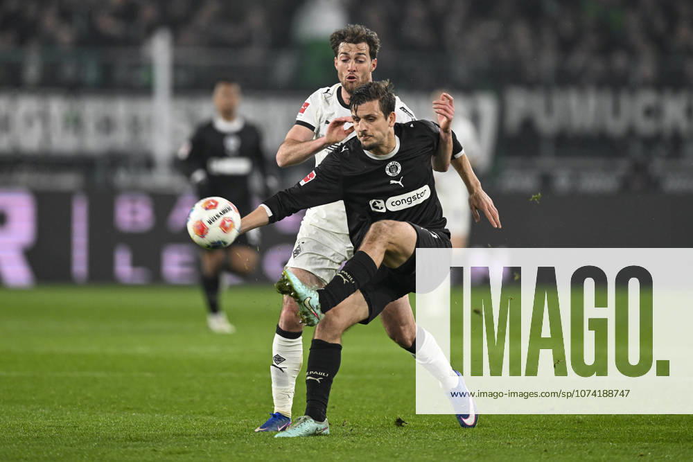 V. li. im Zweikampf Joe Scally (Moenchengladbach 29) Adam Dzwigala (Pauli 25) 13.03.2026 ¢ Fussball ¢ Borussia Moenchengladbach vs FC St. Pauli, Borussia-Park, Moenchengladbach, DFB DFL REGULATIONS PROHIBIT ANY USE OF PHOTOGRAPHS AS IMAGE SEQUENCES AND OR QUASI-VIDEO