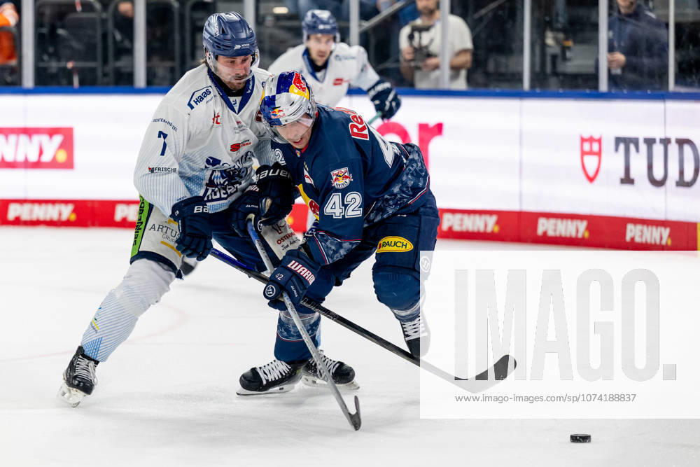 Kampf um den Puck Zweikampf zwischen Nicolas Beaudin (Straubing Tigers, 7) und Yasin Ehliz (EHC Red Bull Muenchen, 42) GER, EHC Red Bull Muenchen vs. Straubing Tigers, Eishockey, DEL, 51. Spieltag, Saison 2025 2026, 13.03.2026. GER, EHC Red Bull Muenchen vs. Straubing Tigers, Eishockey, DEL, 51. Spieltag, Saison 2025 2026, 13.03.2026. Muenchen
