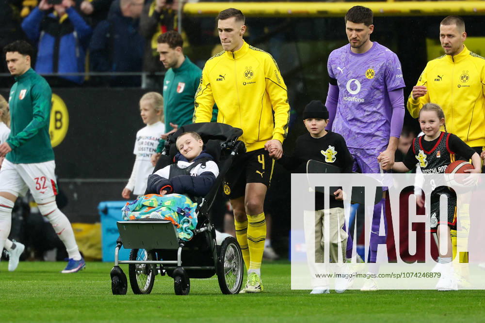 Dortmund, Germany, 14.03.26, Nico Schlotterbeck (Borussia Dortmund) mit Einlaufkind während des Spiels der 1. Bundesliga zwischen Borussia Dortmund - FC Augsburg im Signal Iduna Park in Dortmund. (Photo by Joachim Bywaletz) DFB DFL REGULATIONS PROHIBIT ANY USE OF PHOTOGRAPHS AS IMAGE SEQUENCES AND OR QUASI-VIDEO.