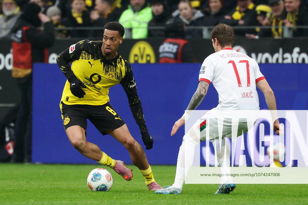 Dortmund, Germany, 14.03.26, Felix Nmecha (Borussia Dortmund) und Kristijan Jakic (FC Augsburg) im Zweikampf während des Spiels der 1. Bundesliga zwischen Borussia Dortmund - FC Augsburg im Signal Iduna Park in Dortmund. (Photo by Joachim Bywaletz) DFB DFL REGULATIONS PROHIBIT ANY USE OF PHOTOGRAPHS AS IMAGE SEQUENCES AND OR QUASI-VIDEO.