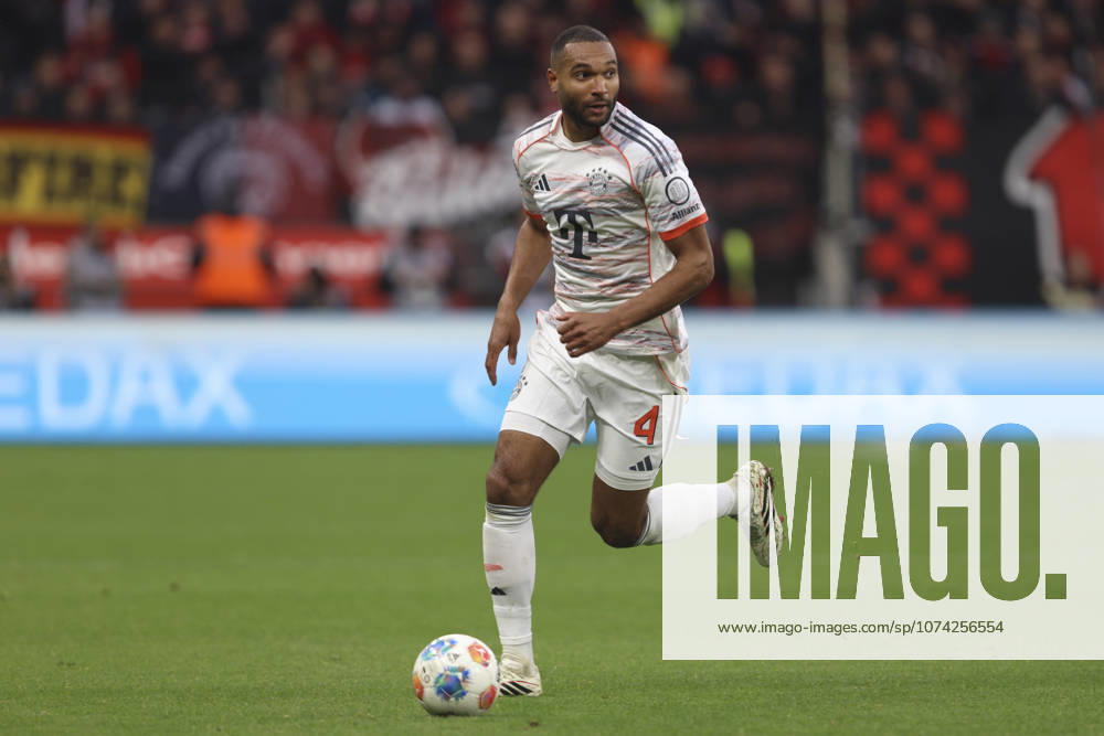 Jonathan Tah (FC Bayern München) in Aktion, am Ball, Einzelaktion waehrend des spiels der Bundesliga zwischen Bayer 04 Leverkusen und FC Bayern München, BayArena am 14. March 2026 in Leverkusen, Deutschland. (Foto von Oliver Kaelke DeFodi Images) +++ Jonathan Tah (FC Bayern München) controls the ball during the Bundesliga match between Bayer 04 Leverkusen and FC Bayern München at BayArena on March 14, 2026 in Leverkusen, Germany. (Photo by Oliver Kaelke DeFodi Images) DFL regulations prohibit any use of photographs as image sequences and or quasi-video. (Photo by Oliver Kaelke DeFodi Images) -