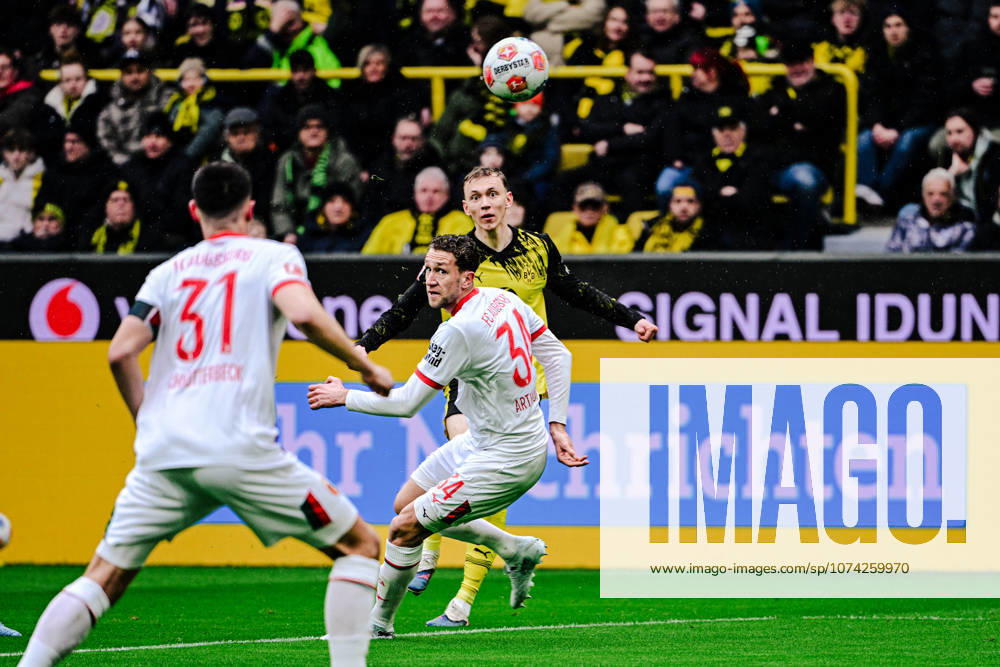 Maximilian Beier 14 (Borussia Dortmund) im Zweikampf mit Arthur Chaves 34 (FC Augsburg), Borussia Dortmund vs. FC Augsburg, Fussball, 1. Bundesliga, 26. Spieltag, 14.03.2026 DFB regulations prohibit any use of photographs as image sequences and or quasi-video Dortmund Nordrhein-Westfalen Deutschland