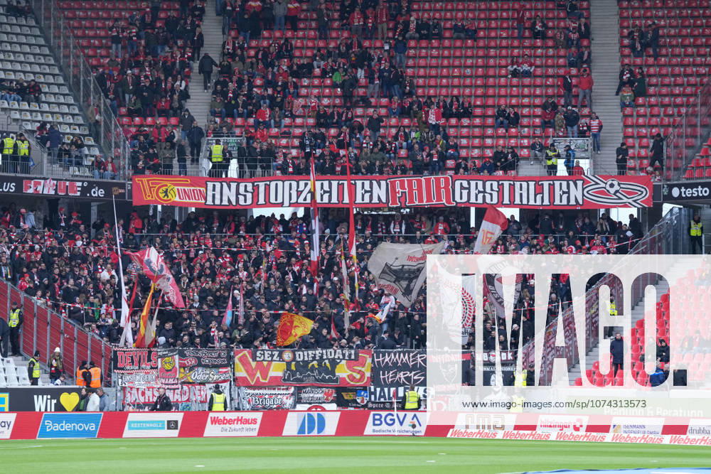 Spruchband der Fans und Ultras auf der Tribüne, Banner, Anstoßzeiten fair gestalten , Deutschland, Fussball, 1. Bundesliga, 26.Spieltag, 2025 2026, SC Freiburg vs. 1. FC Union Berlin, 15.03.2026, Europa-Park Stadion, Freiburg, Deutschland DFL REGULATIONS PROHIBIT ANY USE OF PHOTOGRAPHS AS IMAGE SEQUENCES AND OR QUASI-VIDEO. Freiburg Europa-Park Stadion Baden-Württemberg Deutschland