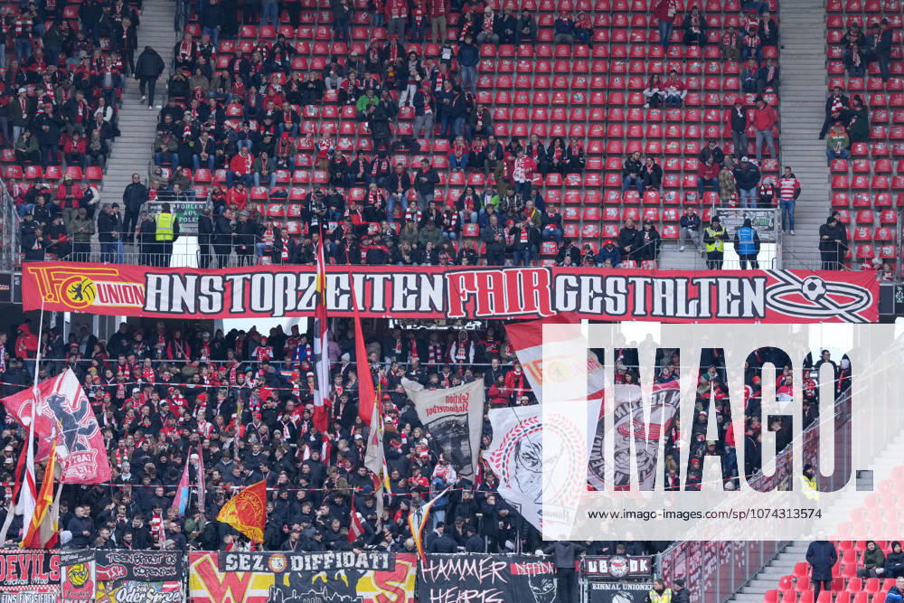 Spruchband der Fans und Ultras auf der Tribüne, Banner, Anstoßzeiten fair gestalten , Deutschland, Fussball, 1. Bundesliga, 26.Spieltag, 2025 2026, SC Freiburg vs. 1. FC Union Berlin, 15.03.2026, Europa-Park Stadion, Freiburg, Deutschland DFL REGULATIONS PROHIBIT ANY USE OF PHOTOGRAPHS AS IMAGE SEQUENCES AND OR QUASI-VIDEO. Freiburg Europa-Park Stadion Baden-Württemberg Deutschland