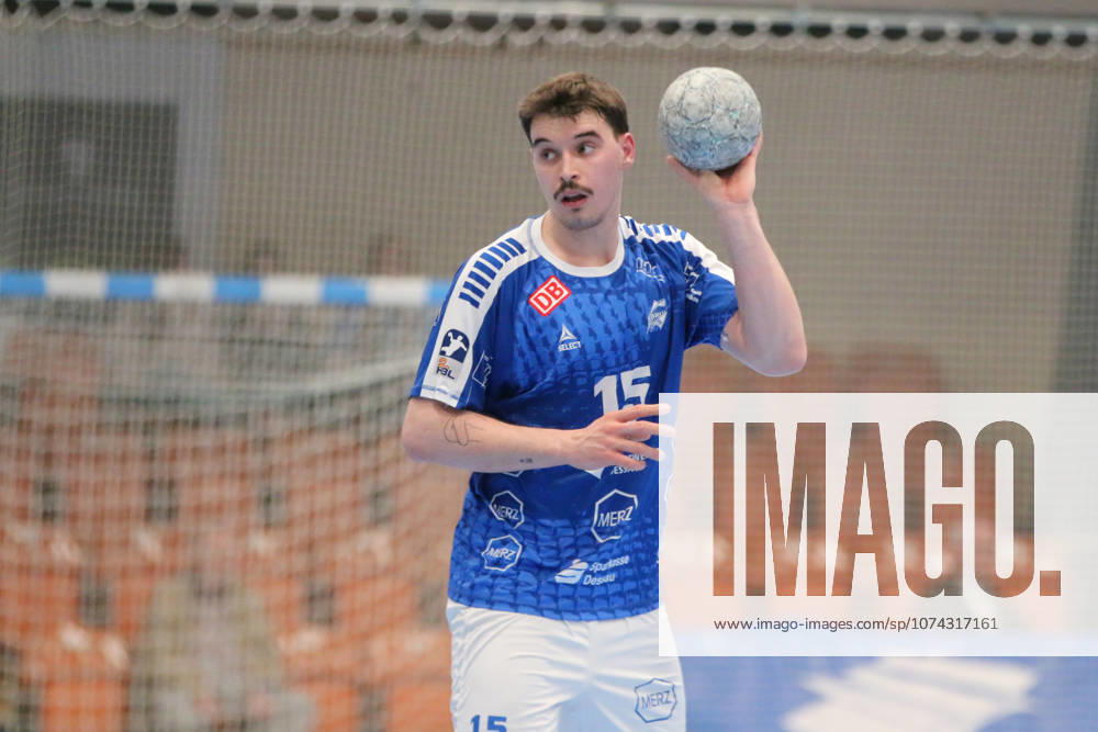 Handball Herren 2025 2026 2. Handball-Bundesliga 24. Spieltag Dessau-Roßlauer HV 06 - HSG Krefeld Niederrhein Anhalt Arena Dessau Marcel Nowak (Dessau, 15, blau) am Ball. Dessau-Roßlau Sachsen-Anhalt Deutschland