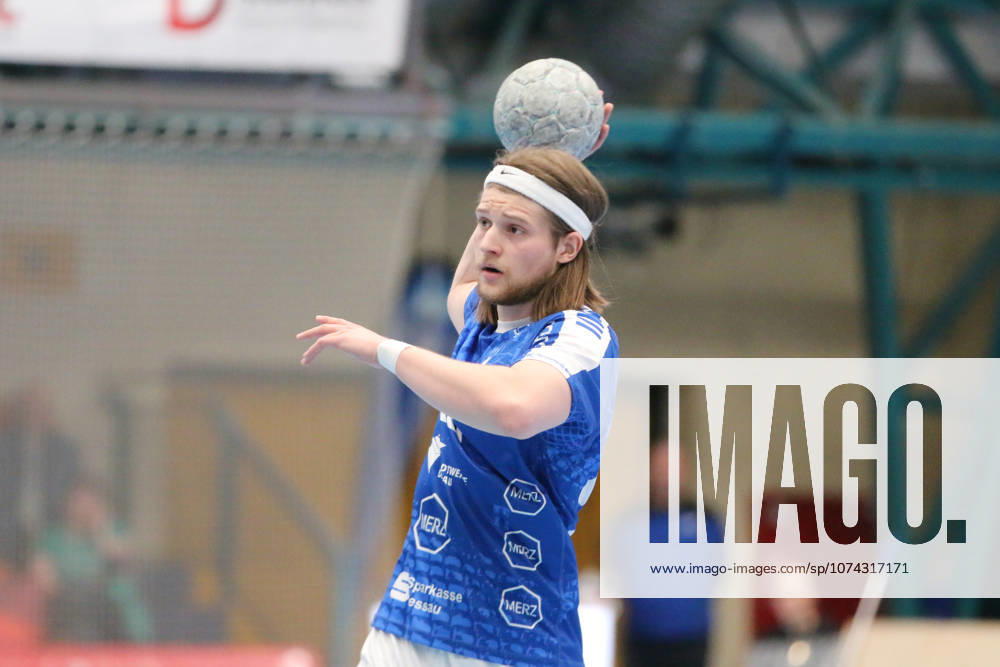 Handball Herren 2025 2026 2. Handball-Bundesliga 24. Spieltag Dessau-Roßlauer HV 06 - HSG Krefeld Niederrhein Anhalt Arena Dessau Mika Schüler (Dessau, 23, blau) am Ball. Dessau-Roßlau Sachsen-Anhalt Deutschland