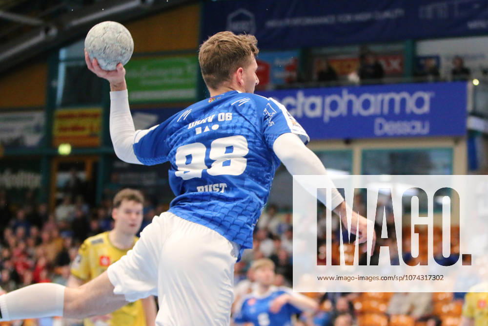 Handball Herren 2025 2026 2. Handball-Bundesliga 24. Spieltag Dessau-Roßlauer HV 06 - HSG Krefeld Niederrhein Anhalt Arena Dessau Yannick-Marcos Pust (Dessau, 98, blau) bei einem Torwurf. Dessau-Roßlau Sachsen-Anhalt Deutschland