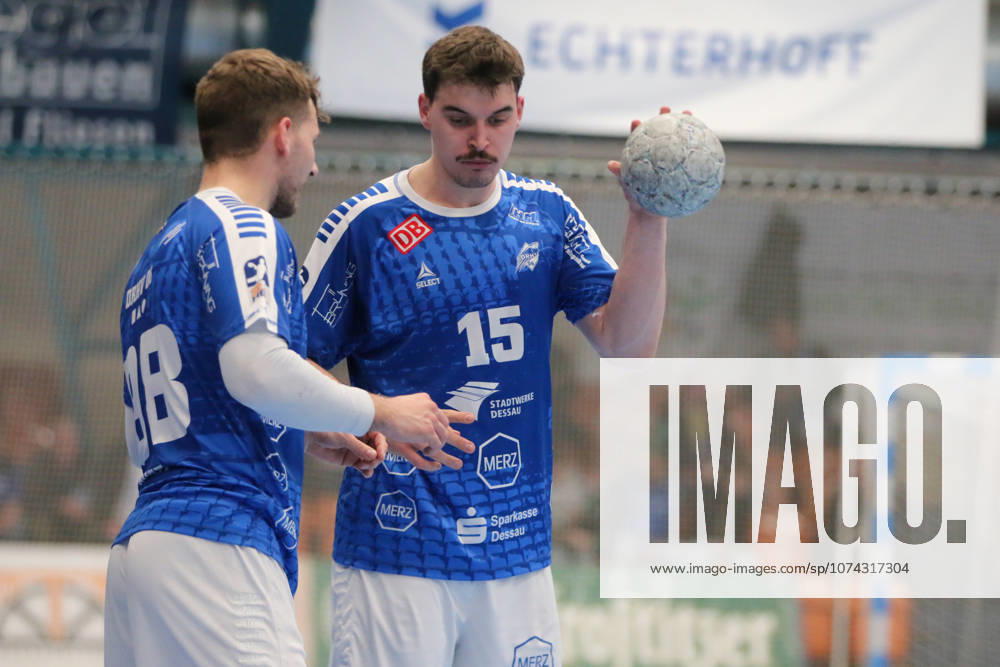 Handball Herren 2025 2026 2. Handball-Bundesliga 24. Spieltag Dessau-Roßlauer HV 06 - HSG Krefeld Niederrhein Anhalt Arena Dessau Yannick-Marcos Pust (Dessau, 98, blau) spricht sich mit Marcel Nowak (Dessau, 15, blau) ab. Dessau-Roßlau Sachsen-Anhalt Deutschland