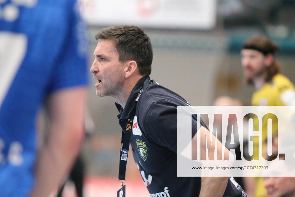 Handball Herren 2025 2026 2. Handball-Bundesliga 24. Spieltag Dessau-Roßlauer HV 06 - HSG Krefeld Niederrhein Anhalt Arena Dessau Mark Schmetz (Krefeld, Trainer) mit Anweisungen an sein Team. Dessau-Roßlau Sachsen-Anhalt Deutschland