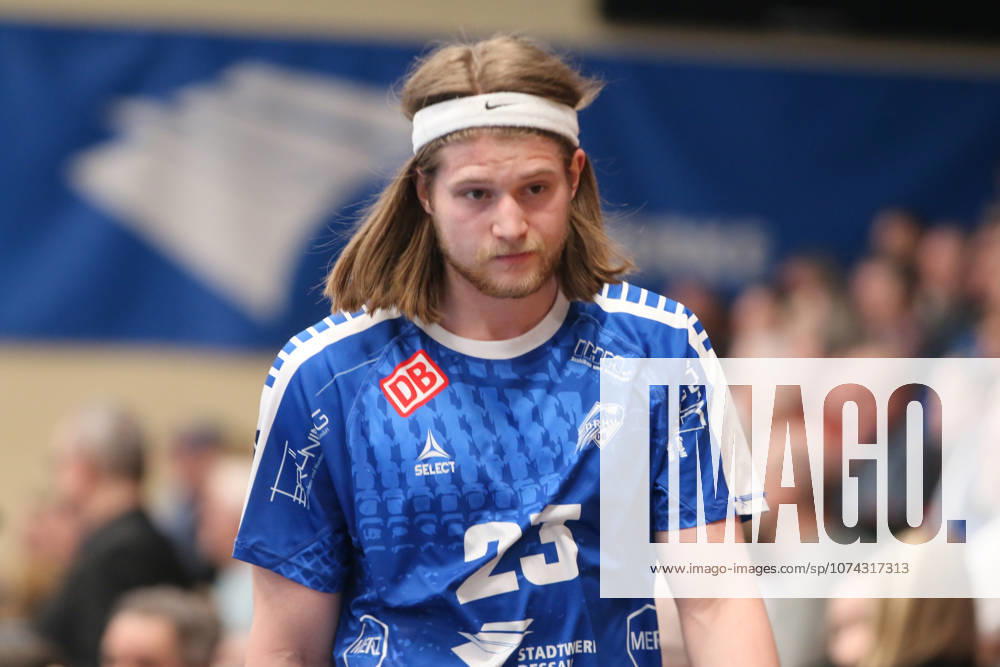 Handball Herren 2025 2026 2. Handball-Bundesliga 24. Spieltag Dessau-Roßlauer HV 06 - HSG Krefeld Niederrhein Anhalt Arena Dessau Mika Schüler (Dessau, 23, blau) muss nach einer frühen roten Karten das Feld verlassen. Dessau-Roßlau Sachsen-Anhalt Deutschland